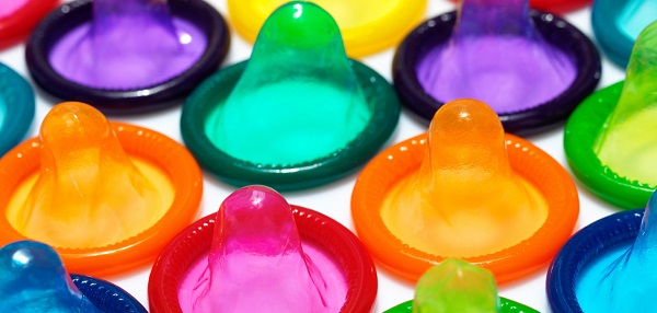 Farebné kondómy.